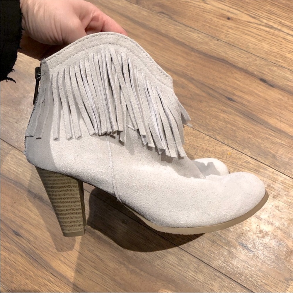 Fringed Light gray faux suede | Size 6